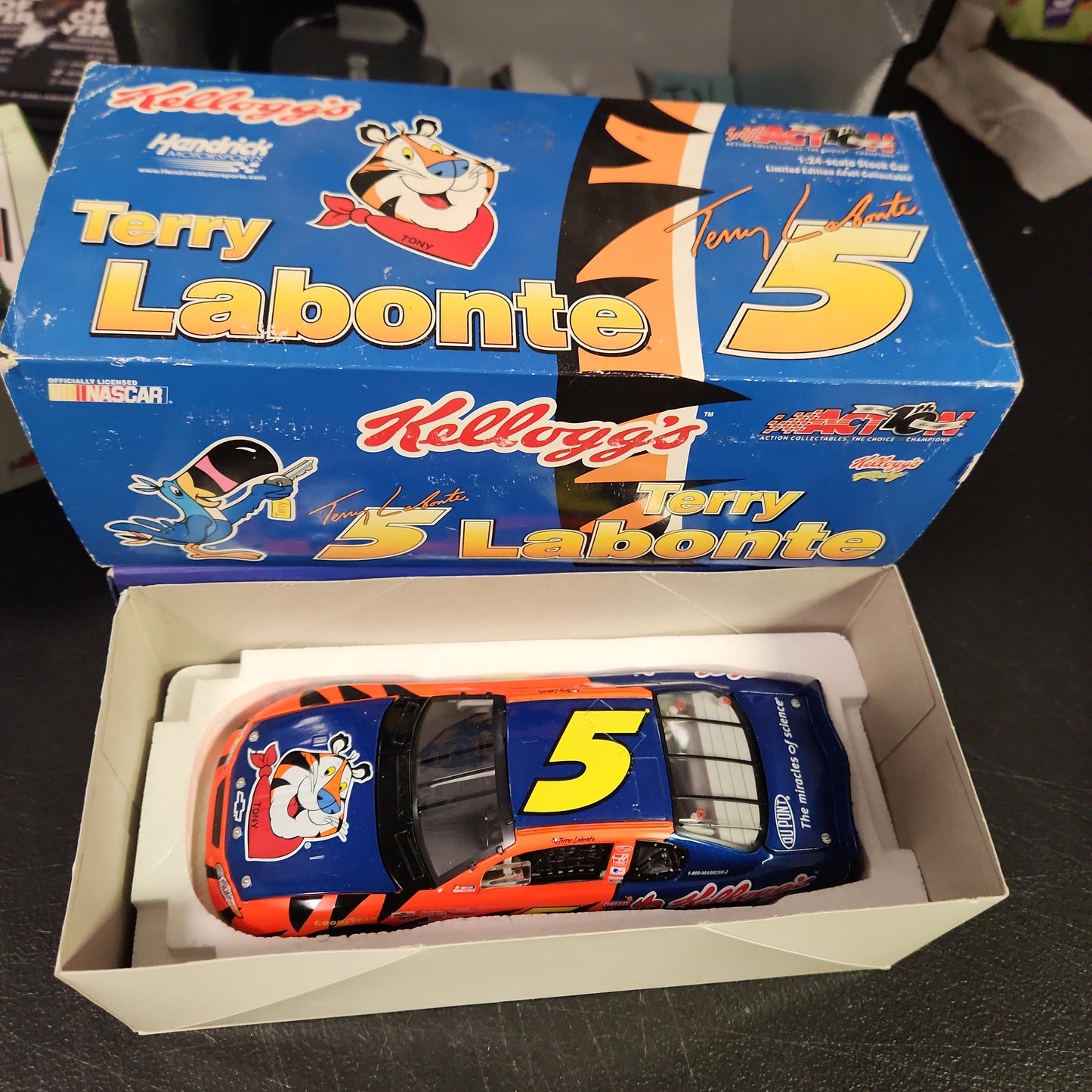 Kelloggs 2002 Terry Labonte #5 Monte Carlo Limited Edition 1:24 Scale Stock Car - House of Cars Virginia