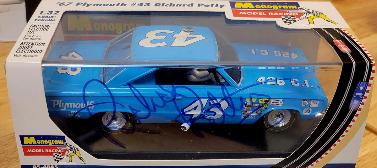 Revell Model Racing 1:32 - '67 Plymouth #43 Richard Petty (Signed!)
