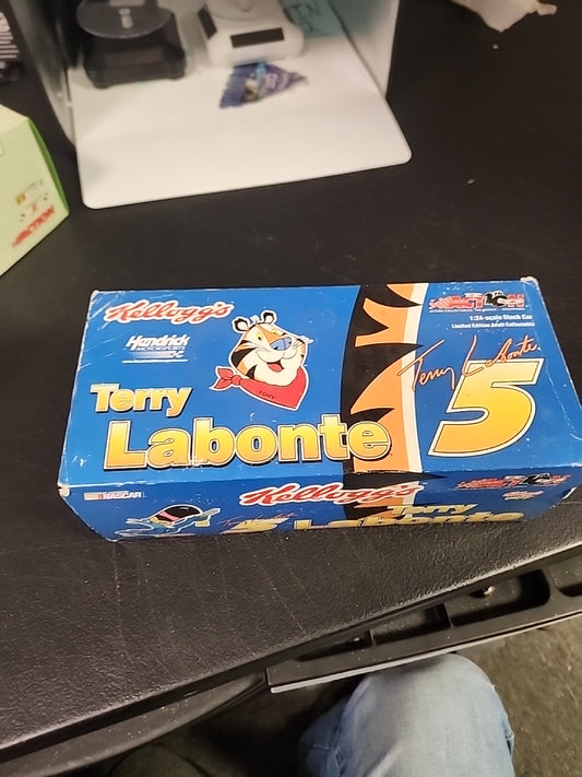 Kelloggs 2002 Terry Labonte #5 Monte Carlo Limited Edition 1:24 Scale Stock Car - House of Cars Virginia