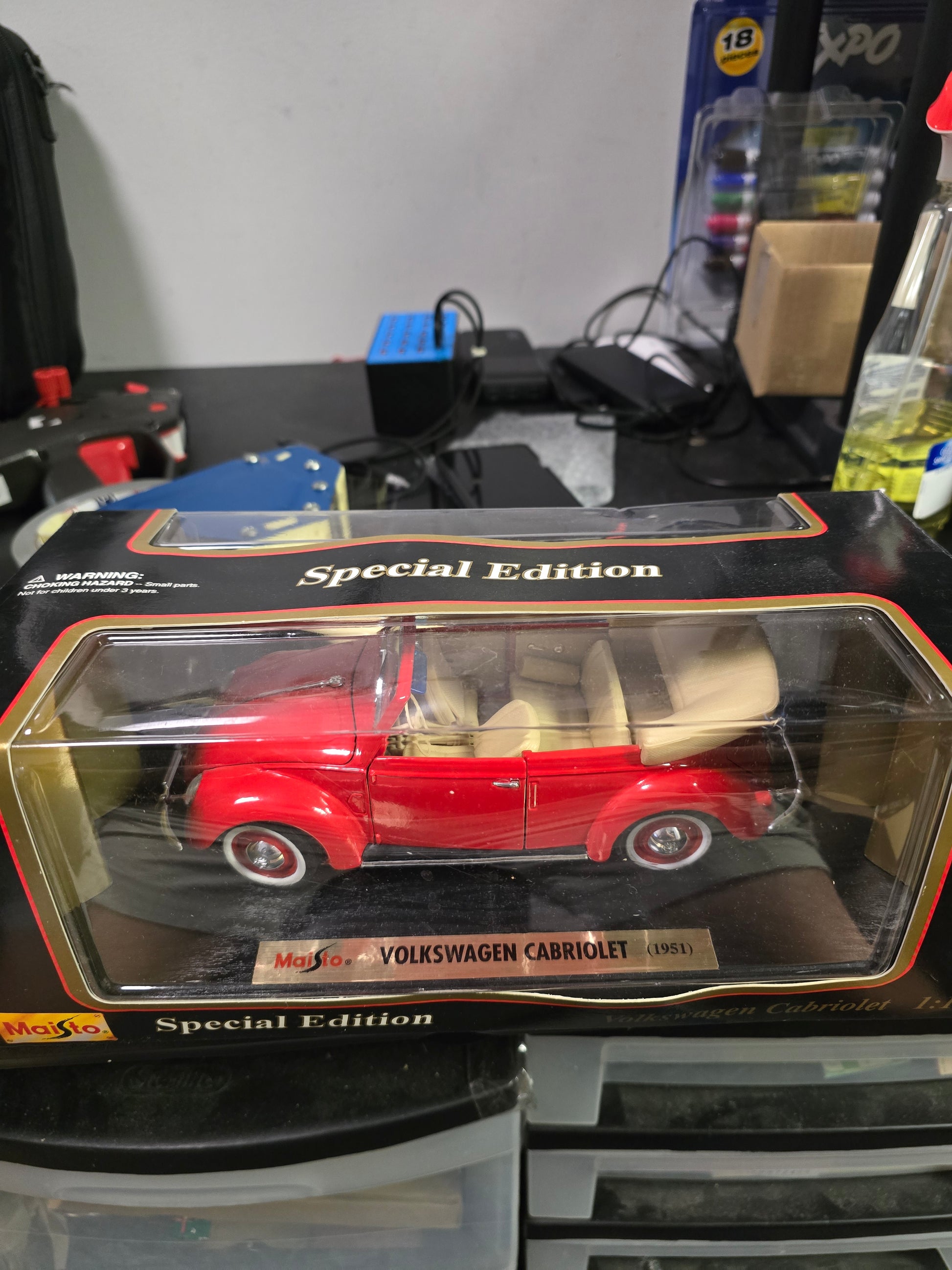 Maisto Model 31826 - Red 1951 VW Volkswagen Cabriolet 1:18 Scale in Original Box