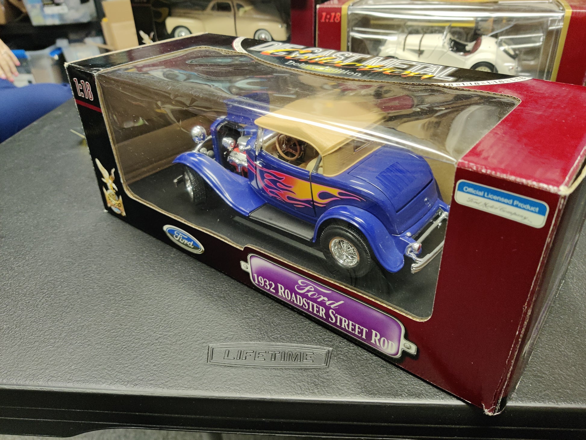 1.18 Die cast metal collection Ford 1932 Roadster Street Rod 